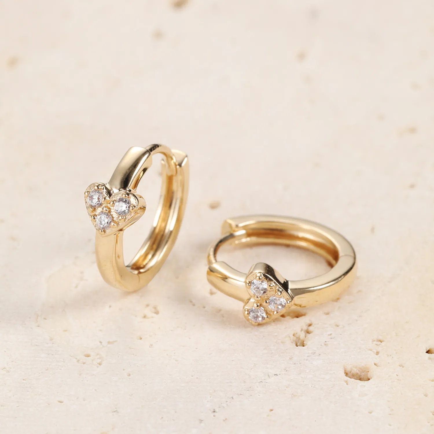 Huggie Ohrringe | Hey Happiness Amore Huggie Creolen Ohrringe 14K Gold
