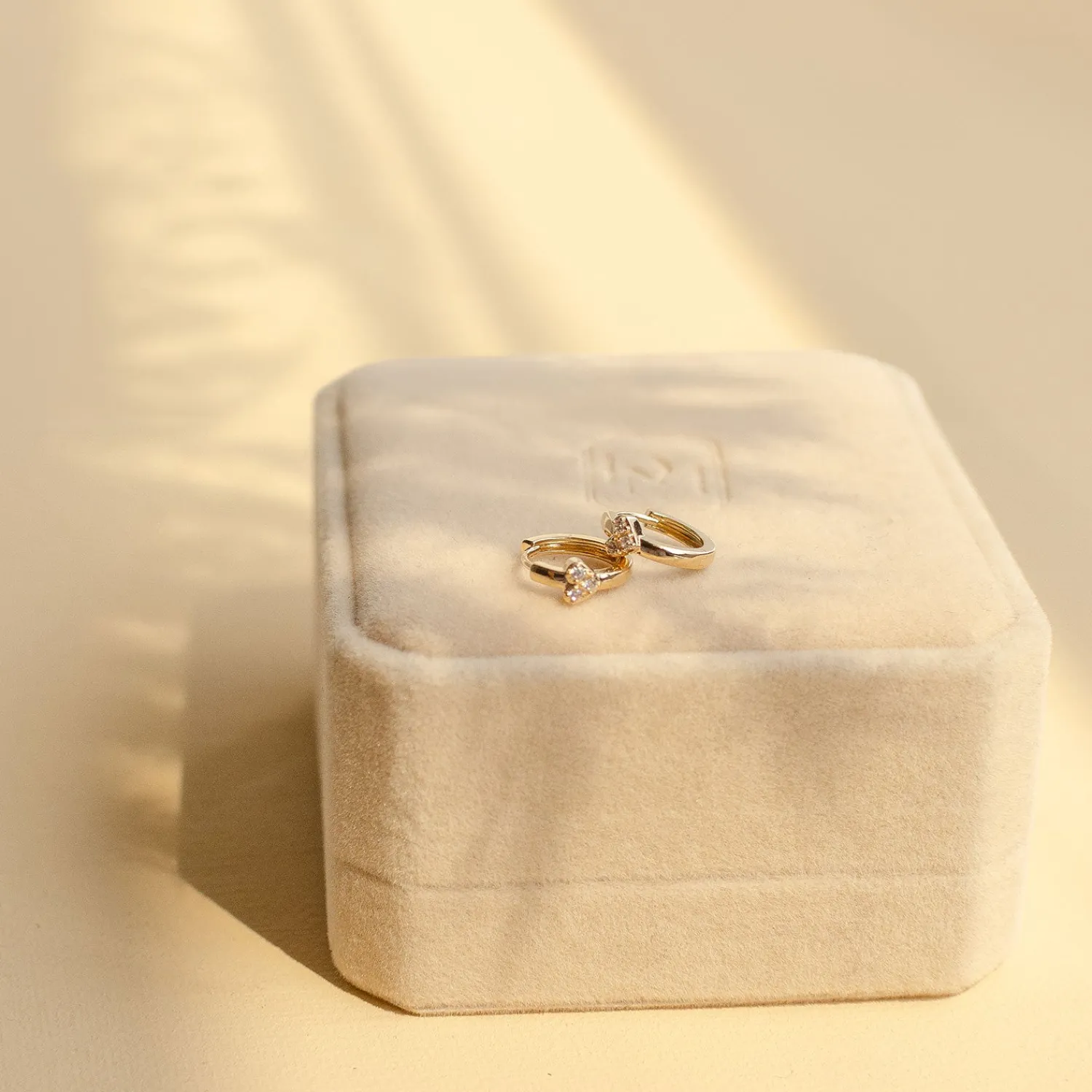 Huggie Ohrringe | Hey Happiness Amore Huggie Creolen Ohrringe 14K Gold