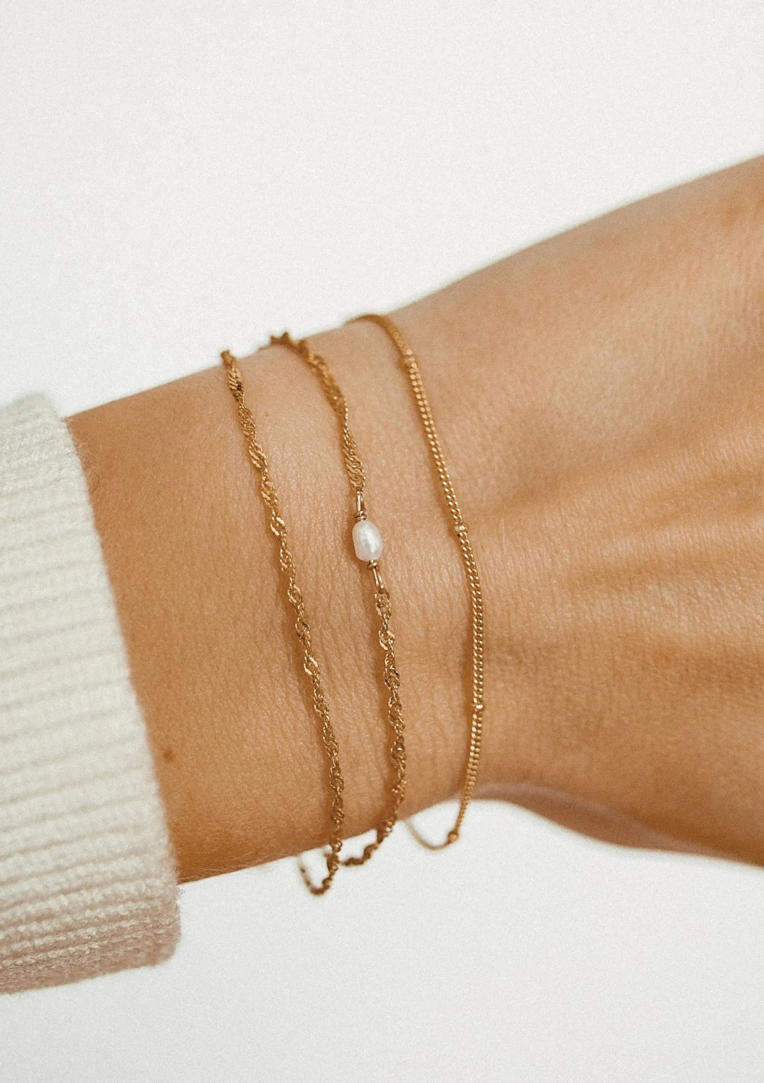 Charm Armbänder | Hey Happiness Armband mit Perle Sterlingsilber in Goldfarbe