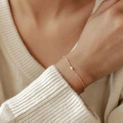 Charm Armbänder | Hey Happiness Armband mit Perle Sterlingsilber in Goldfarbe
