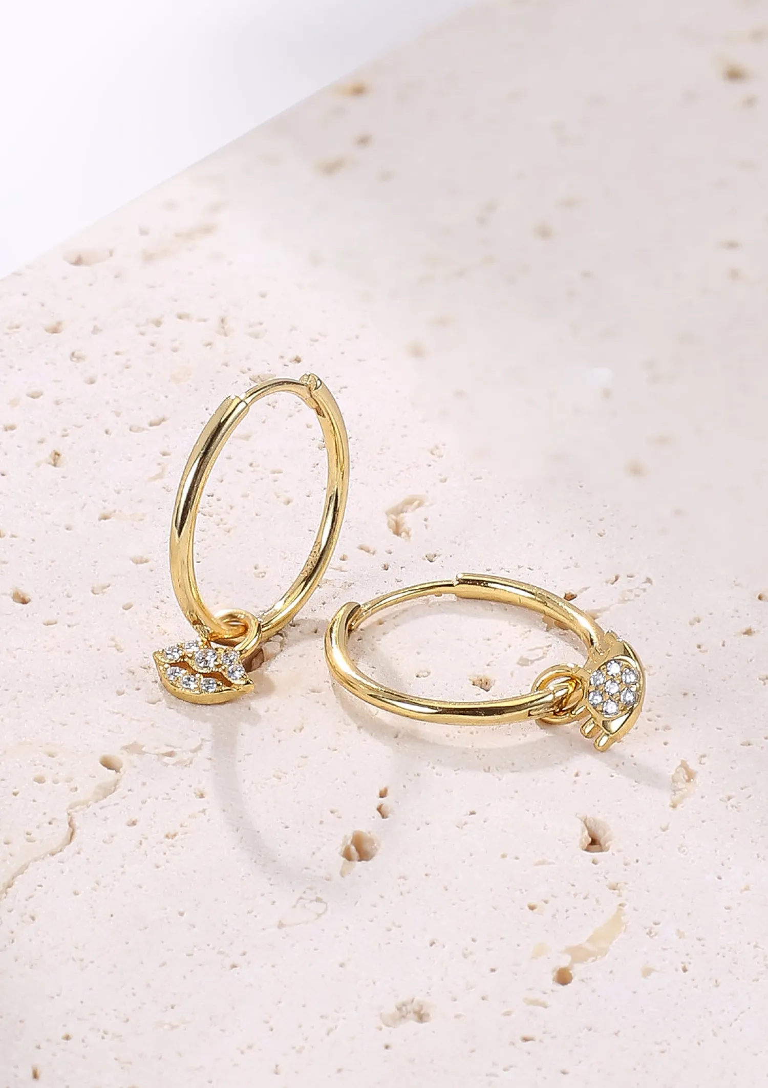 Creolen | Hey Happiness Augen und Lippen Charm Creolen aus Sterlingsilber in Gold