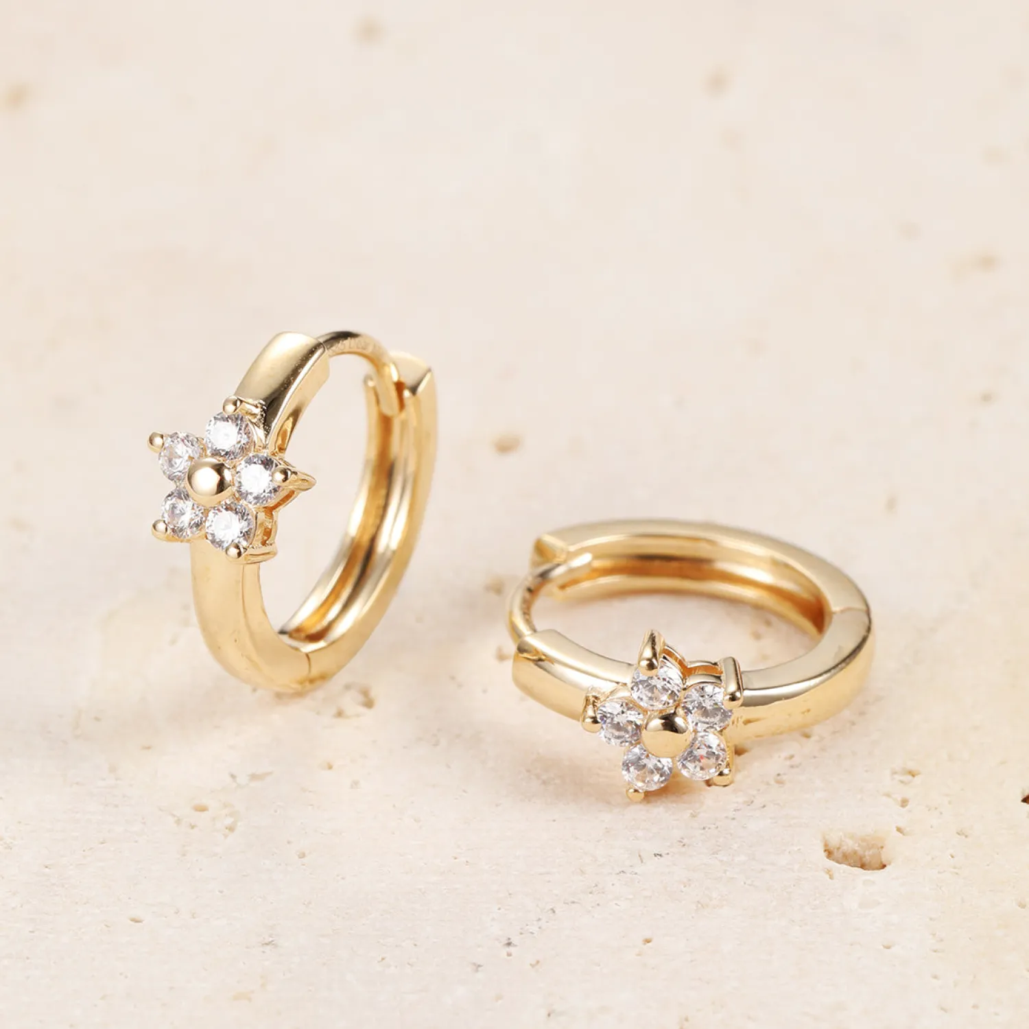 Huggie Ohrringe | Hey Happiness Blüte Huggie Creolen Ohrringe 14K Gold
