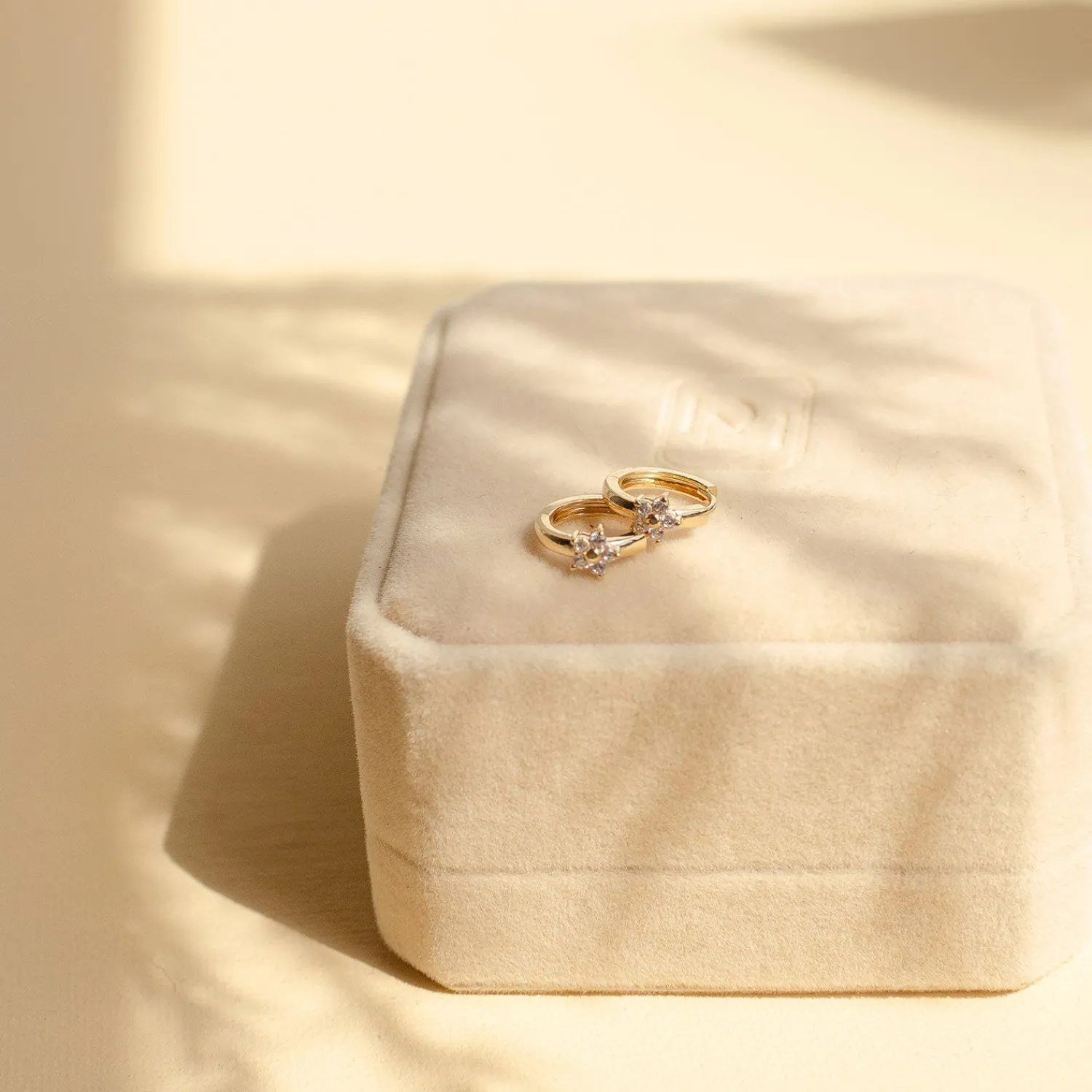 Huggie Ohrringe | Hey Happiness Blüte Huggie Creolen Ohrringe 14K Gold