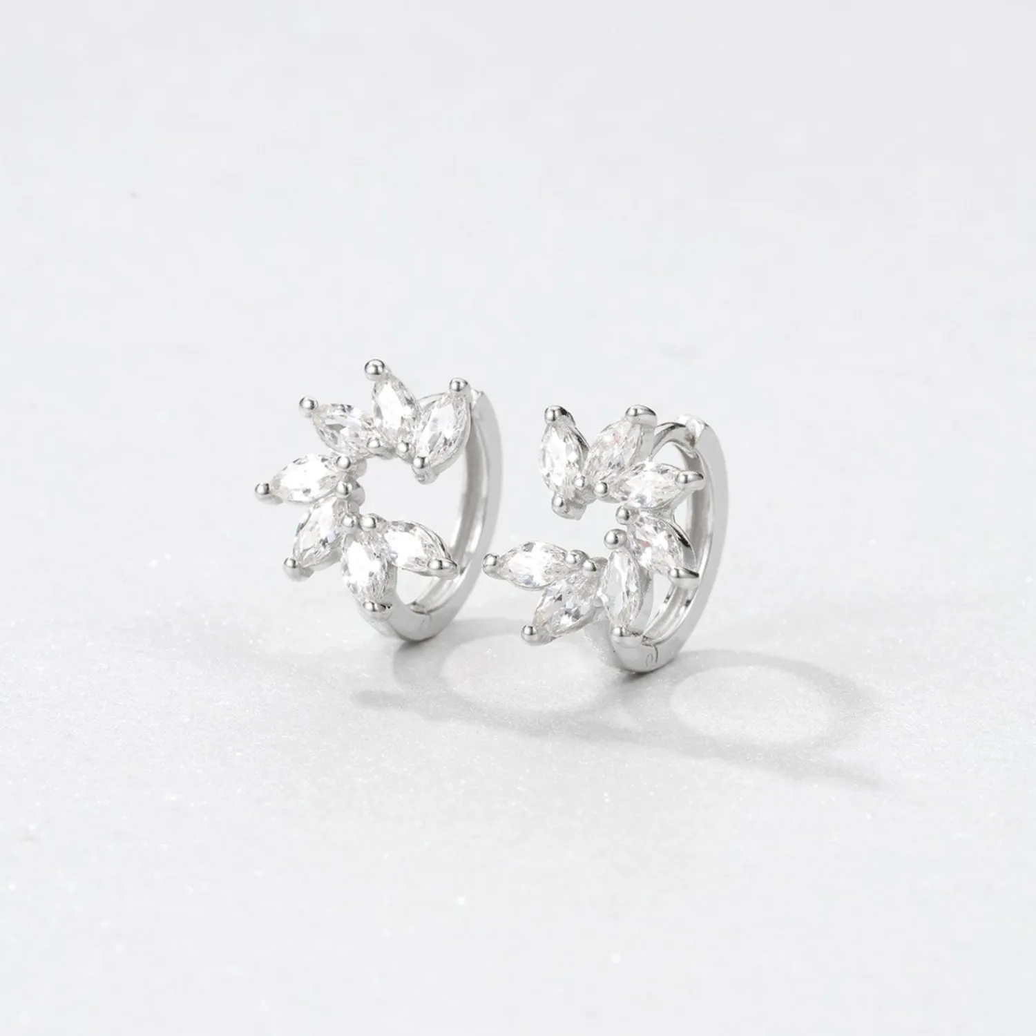 Huggie Ohrringe | Hey Happiness Blume Huggie Ohrringe mit Steinen Sterlingsilber