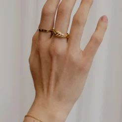 Auffällige Ringe | Hey Happiness Croissant Ring in Gold