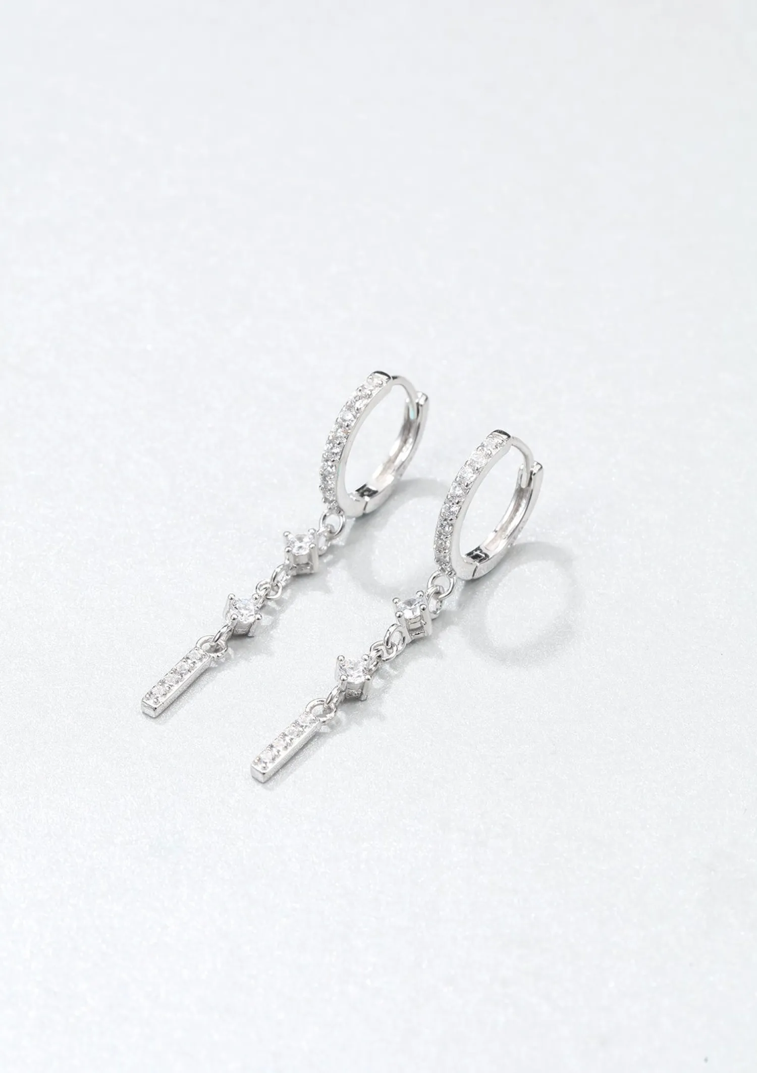 Huggie Ohrringe | Hey Happiness Dangle Huggie Ohrringe mit Stab Sterlingsilber Silver