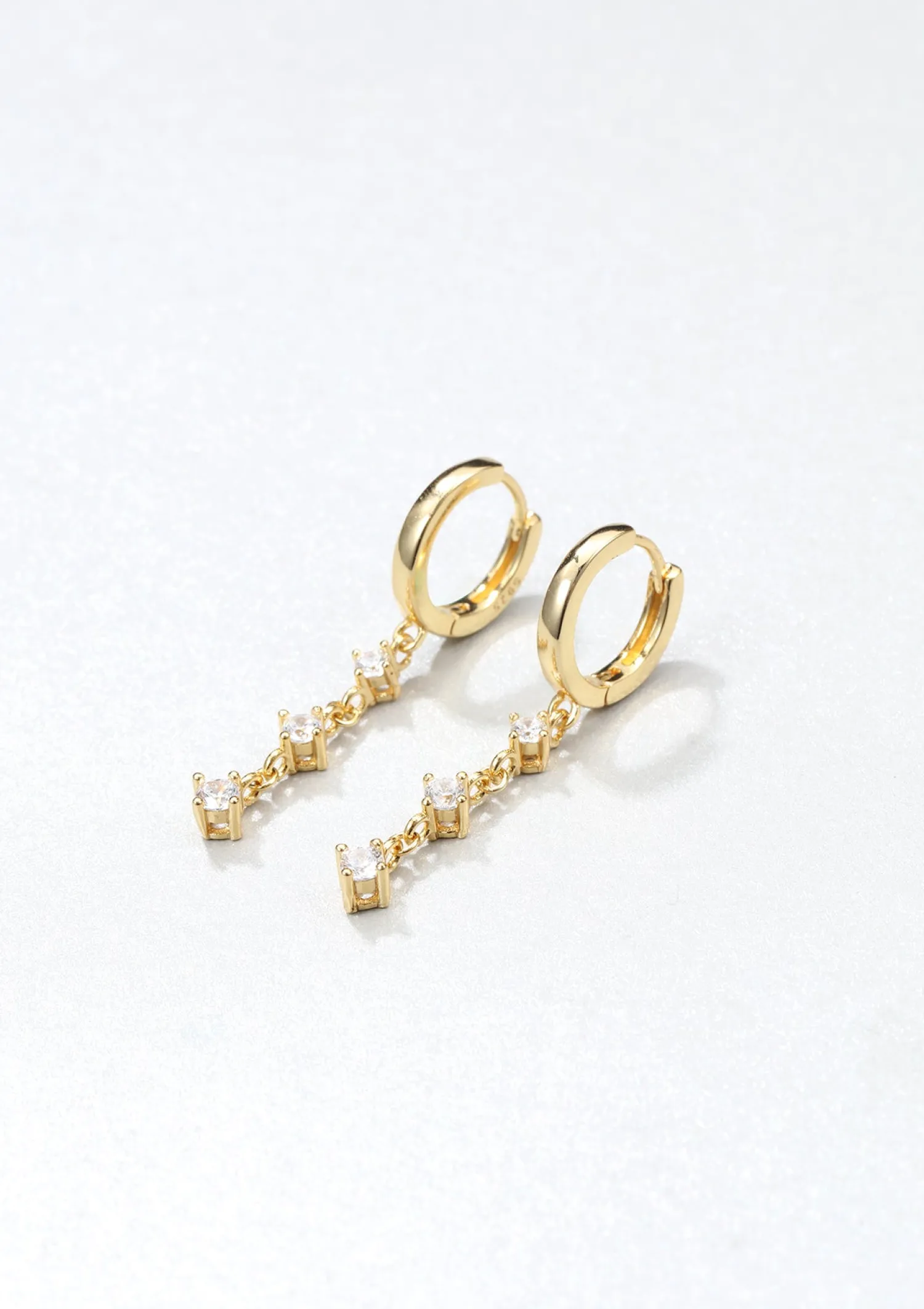 Huggie Ohrringe | Hey Happiness Dangle Huggie Ohrringe Sterlingsilber in Gold