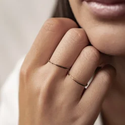 Schlichte Ringe | Hey Happiness Dünner Band Ring mit schwarzen Edelsteinen in Gold
