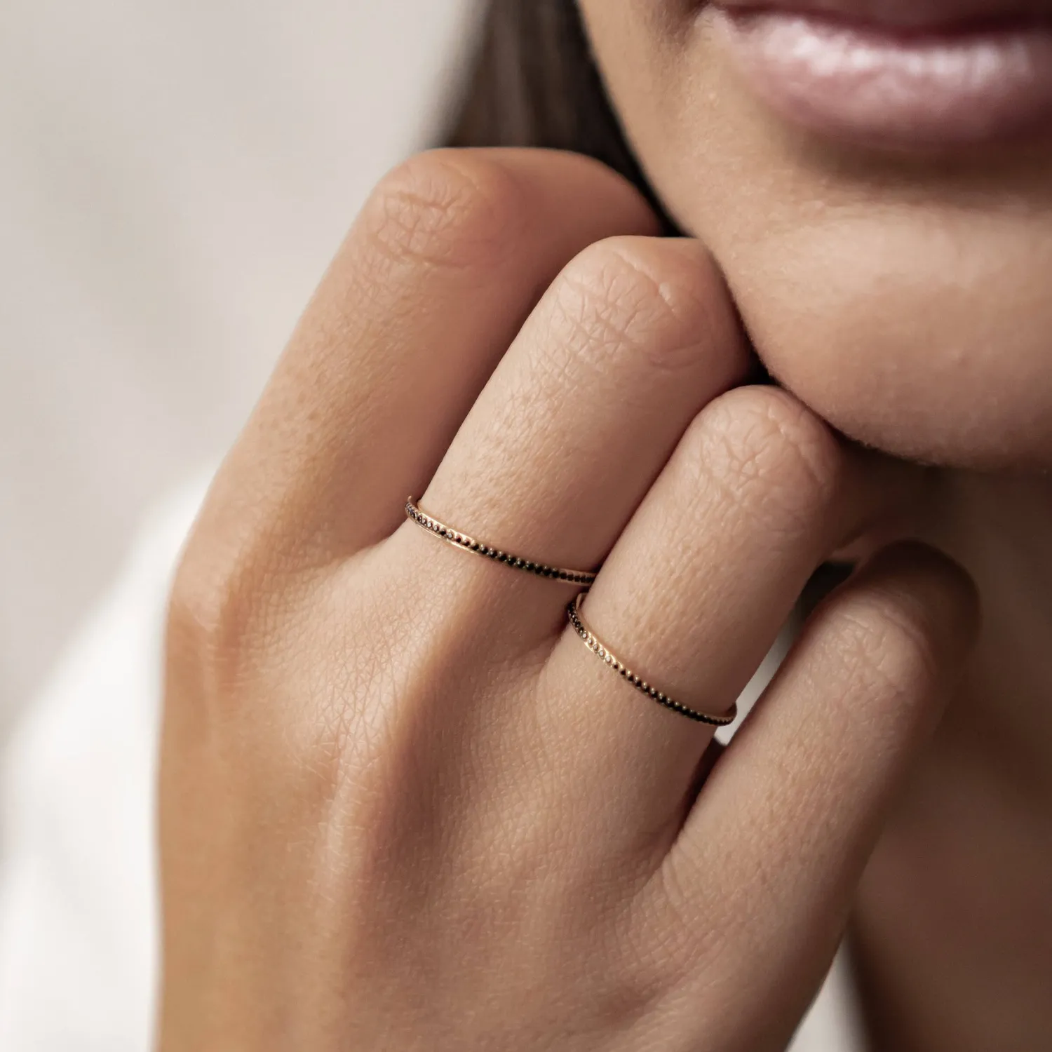 Schlichte Ringe | Hey Happiness Dünner Band Ring mit schwarzen Edelsteinen in Gold