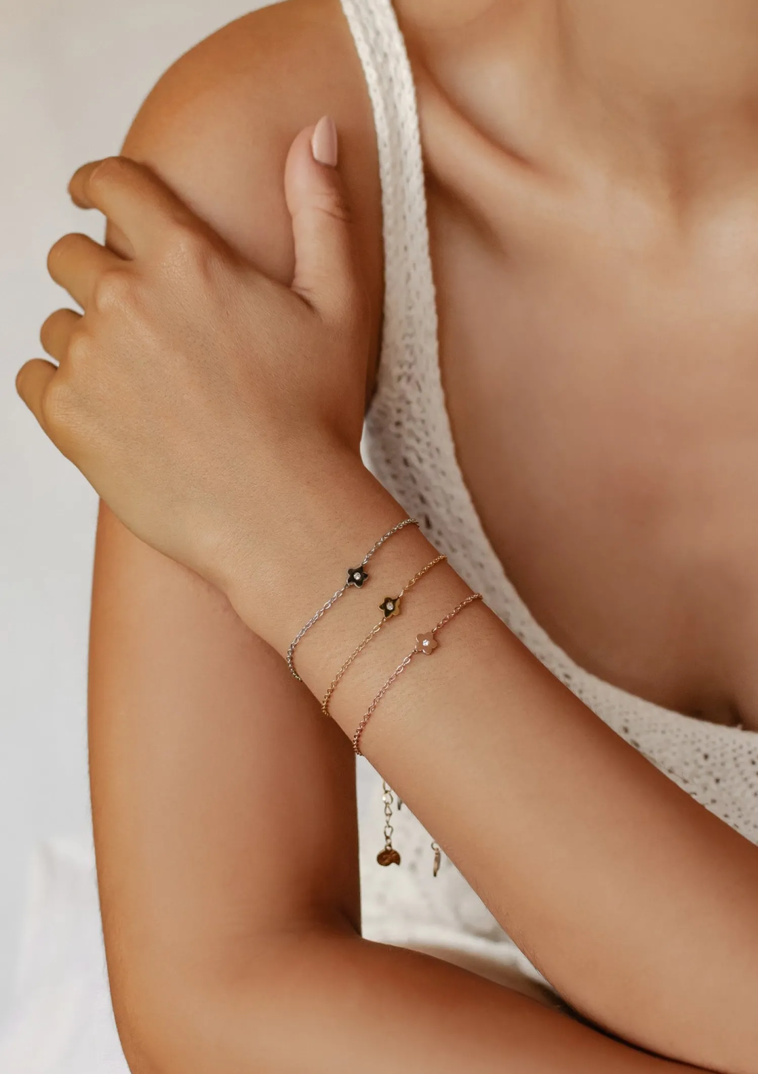 Charm Armbänder | Hey Happiness Filigranes Armband Blume in Gold
