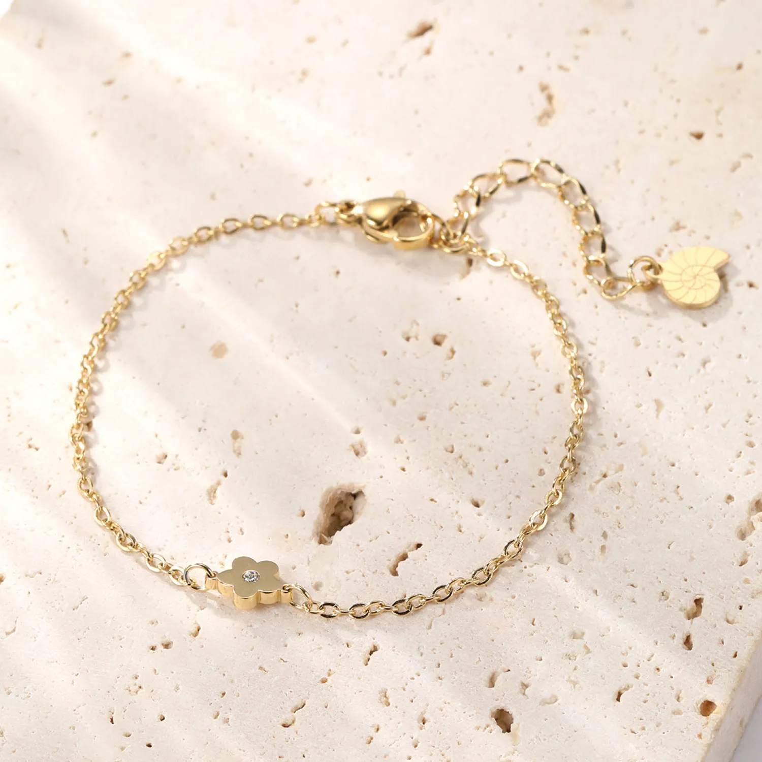 Charm Armbänder | Hey Happiness Filigranes Armband Blume in Gold