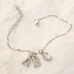 Charm Armbänder | Hey Happiness Filigranes Armband mit Großbuchstaben Anhänger
