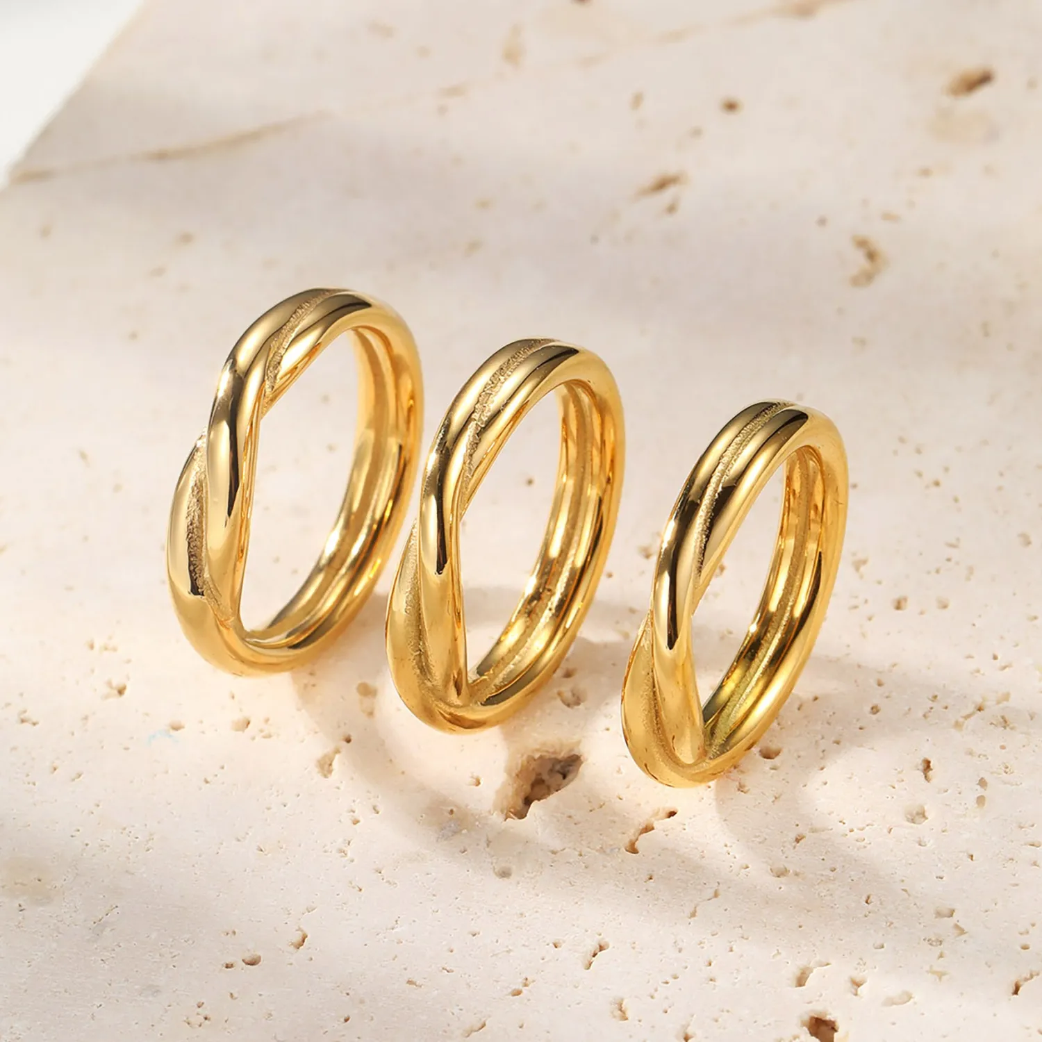 Auffällige Ringe | Hey Happiness Gekreuzter Ring aus Edelstahl Gold