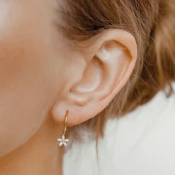 Huggie Ohrringe | Hey Happiness Gänseblümchen Huggie Ohrringe mit Schmucksteinen Sterlingsilber