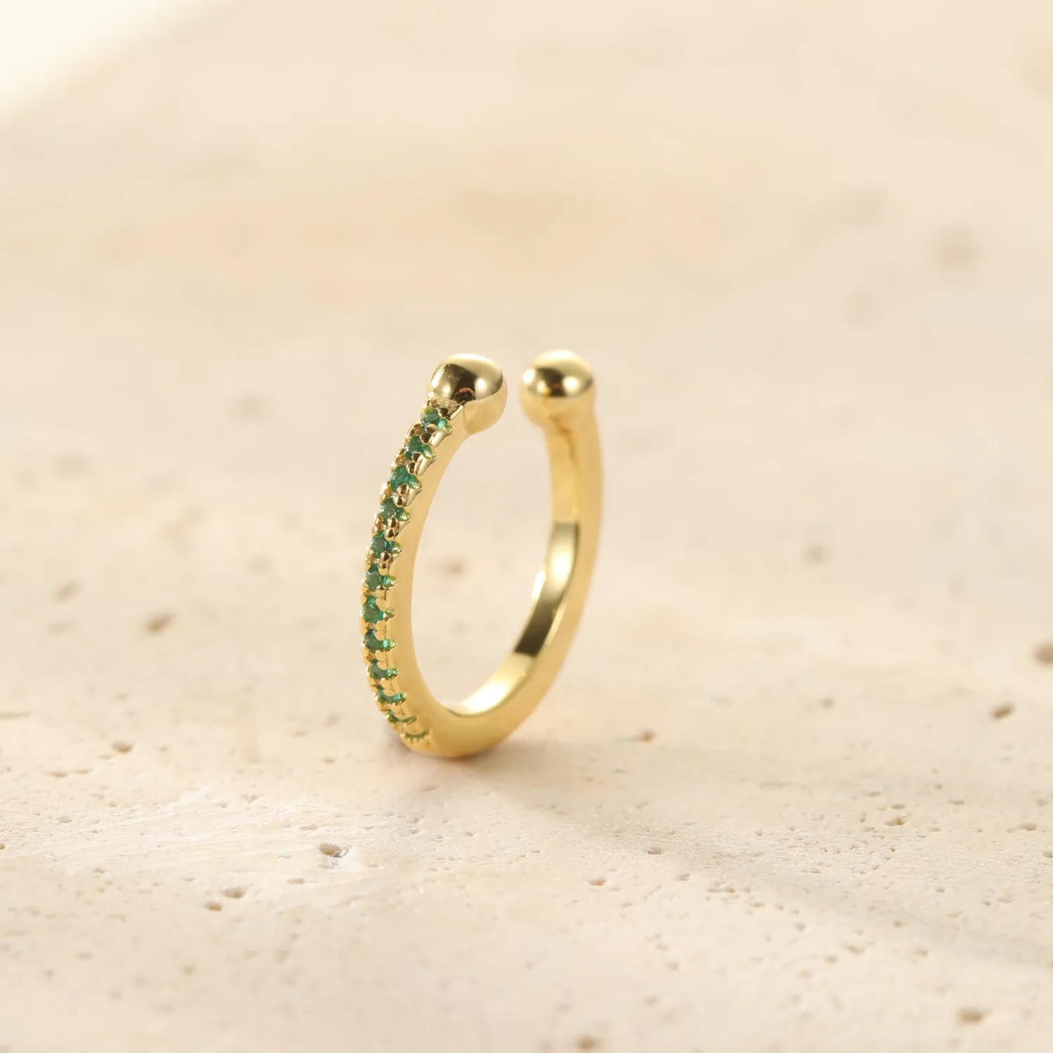 Ear Cuffs | Ohrstecker | Hey Happiness Grüne Diamant Ear Cuff aus Sterlingsilber, vergoldet