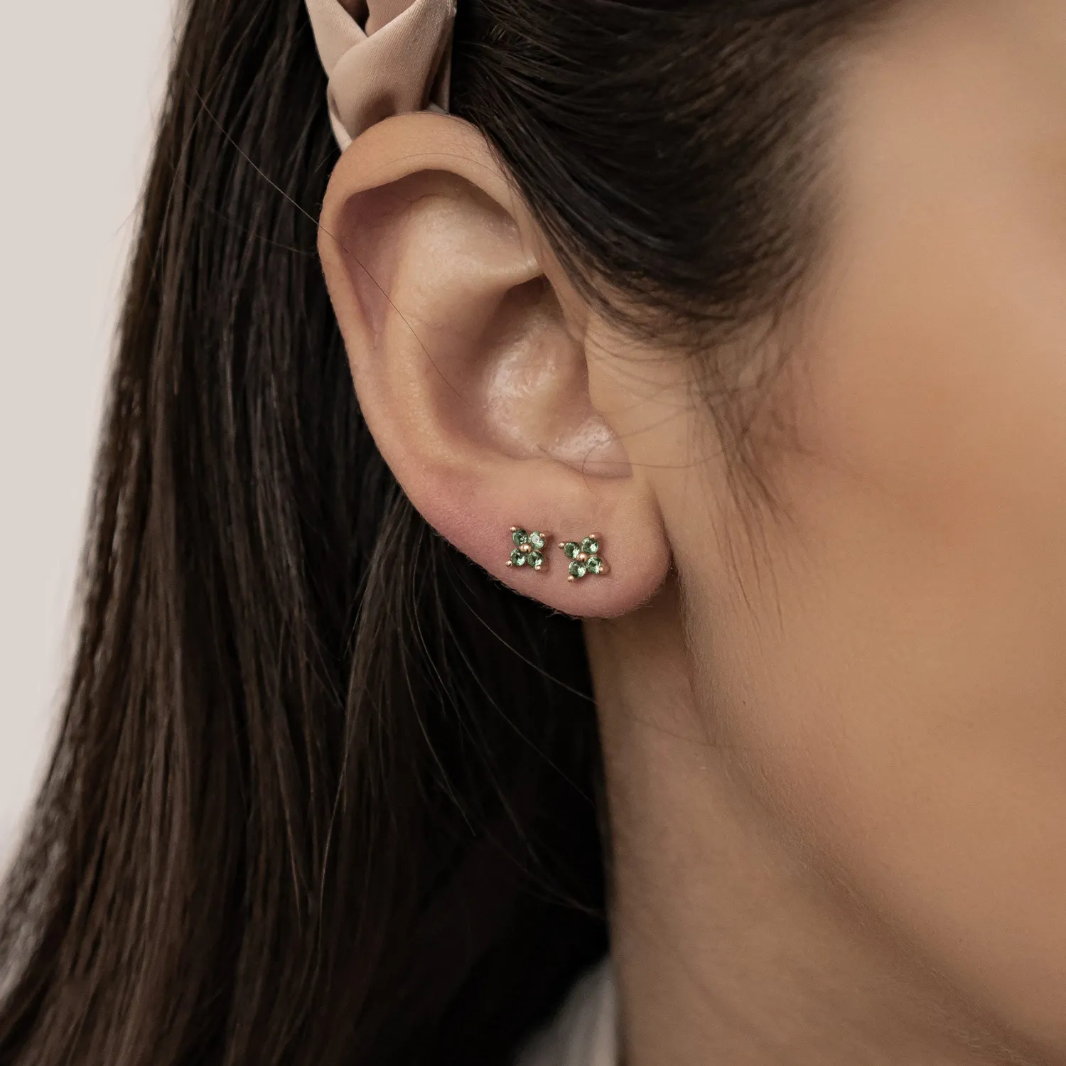 Huggie Ohrringe | Ohrstecker | Hey Happiness Grüne Gänseblümchen Stud Ohrringe aus Sterlingsilber