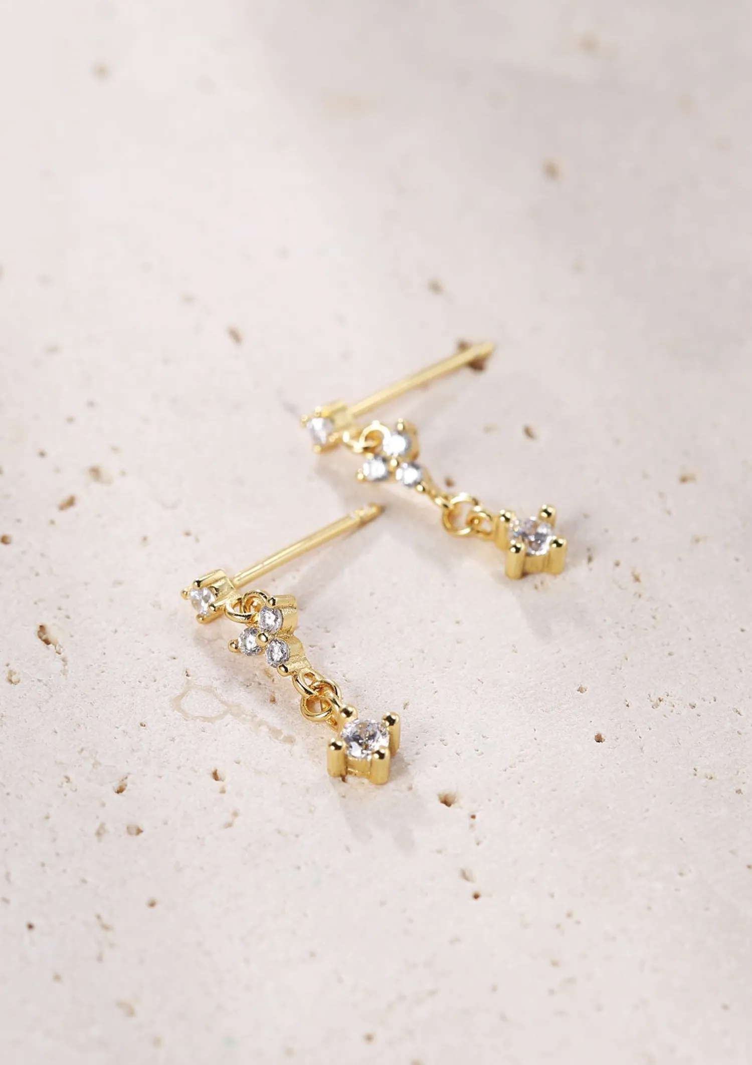 Ohrstecker | Hey Happiness Hängende Blüte Ohrstecker aus Sterlingsilber in Gold