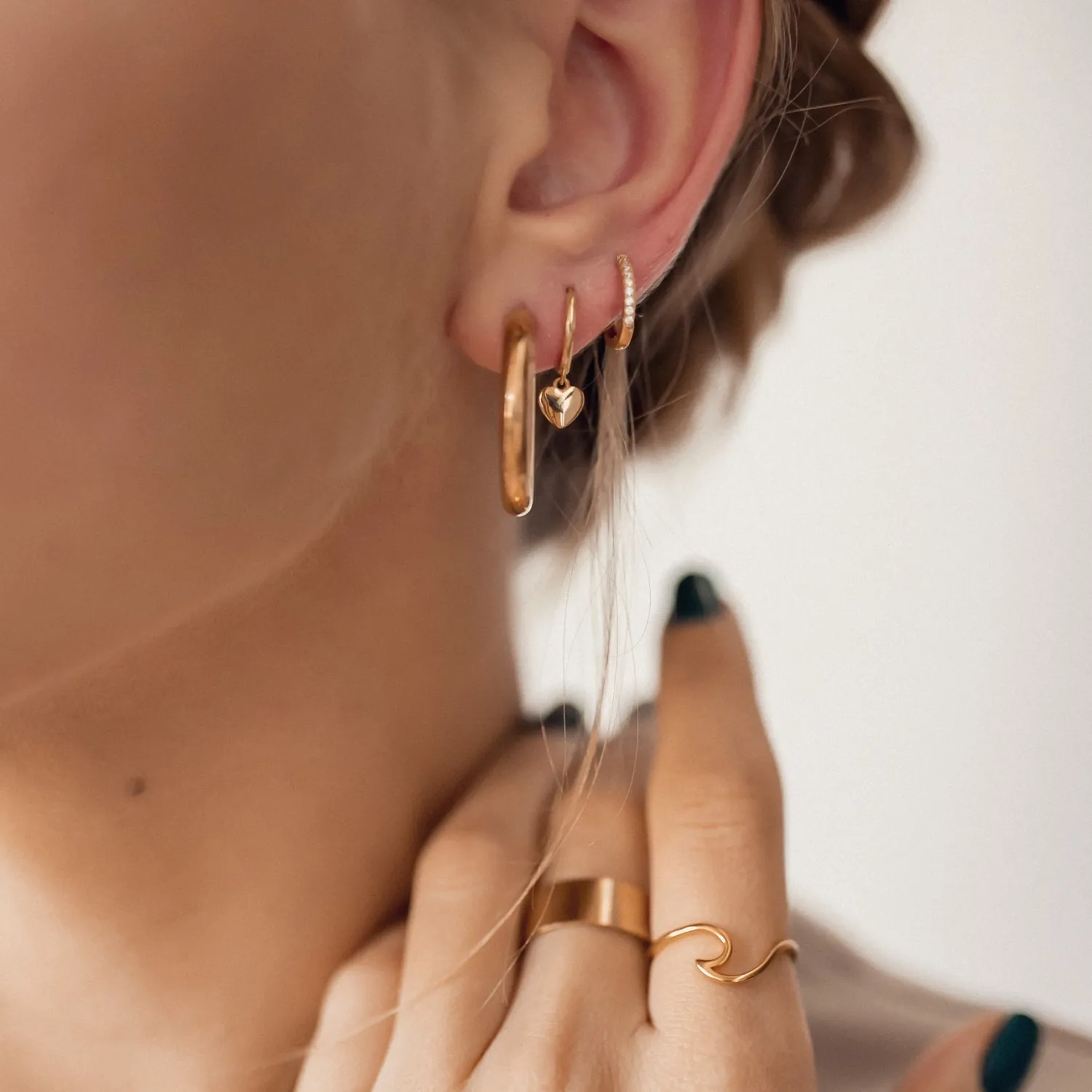 Huggie Ohrringe | Hey Happiness Huggie Creolen mit Herz Anhänger aus Sterlingsilber mit Goldüberzug