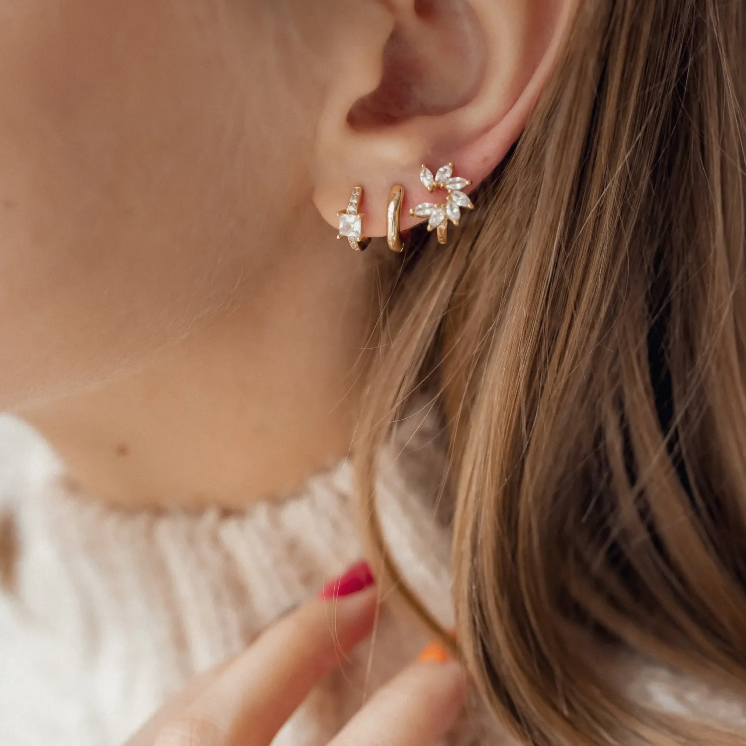 Huggie Ohrringe | Hey Happiness Huggie Ohrringe mit Quadratischen Steinen Sterlingsilber in Gold