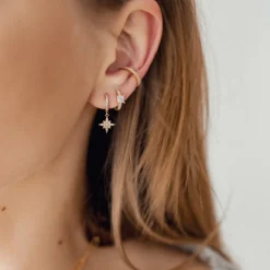 Huggie Ohrringe | Hey Happiness Huggie Ohrringe mit Quadratischen Steinen Sterlingsilber in Gold