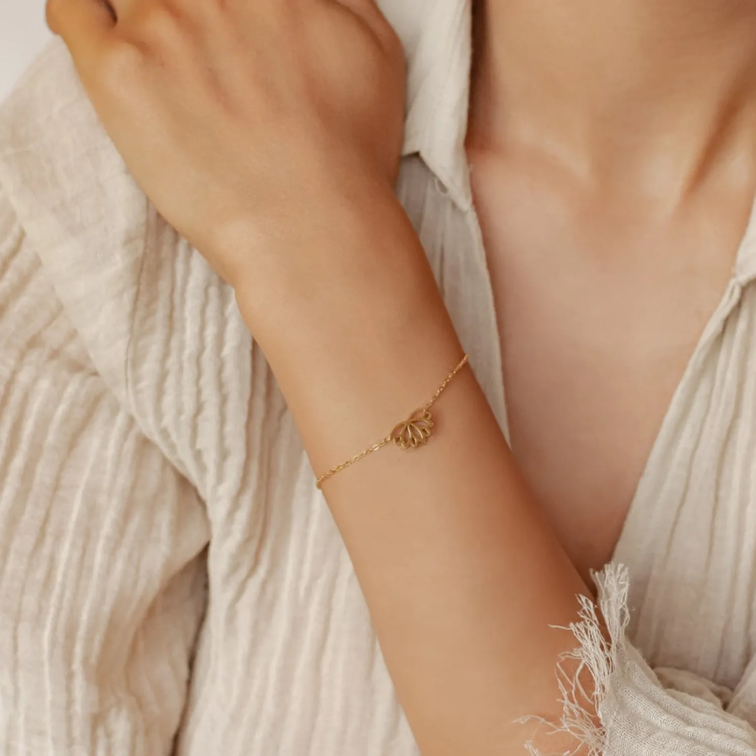 Charm Armbänder | Hey Happiness Lotus Armband in farbe Gold