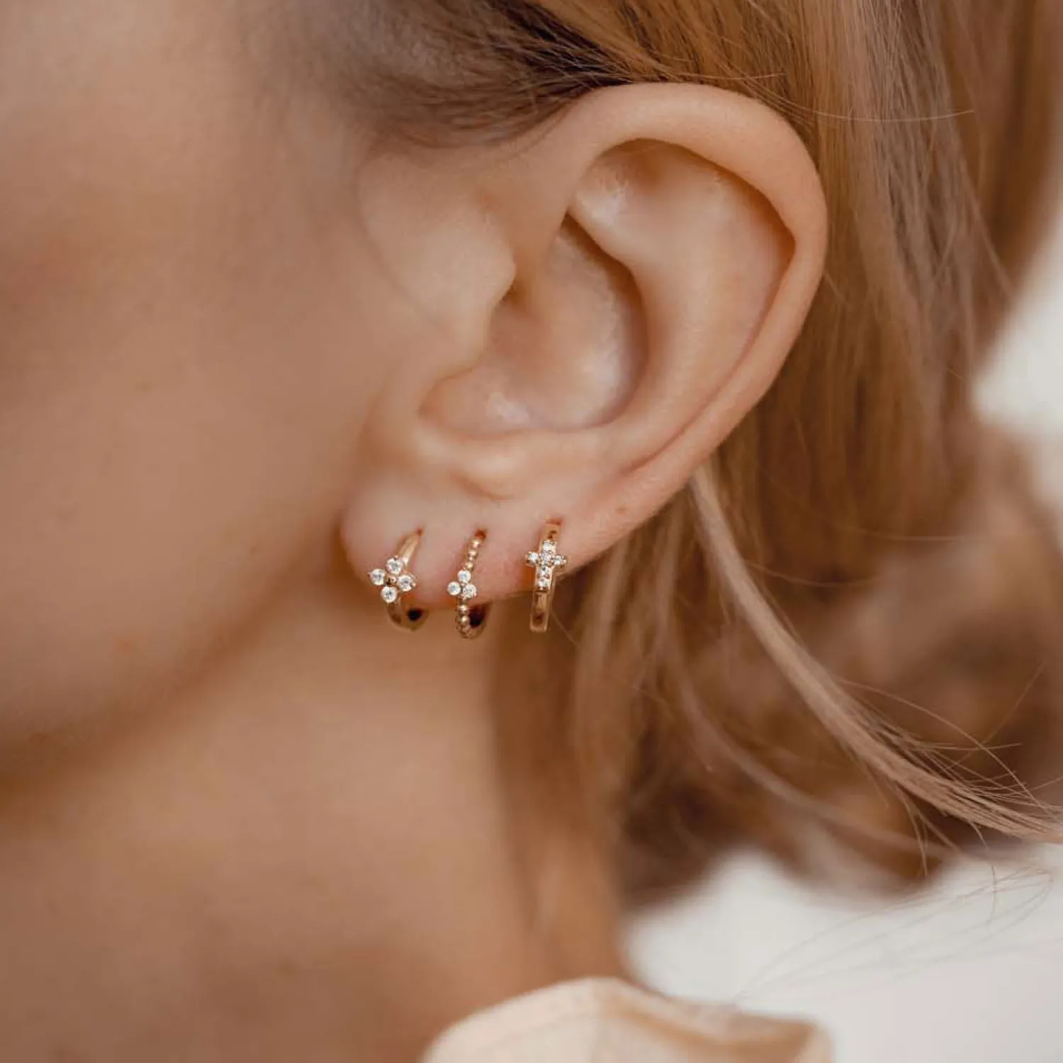 Huggie Ohrringe | Hey Happiness Luck Huggie Creolen Ohrringe 14K Gold