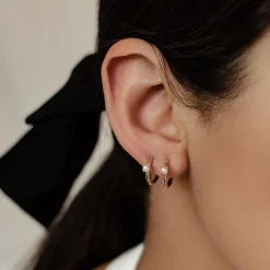 Creolen | Hey Happiness New Beginnings Pearl Huggie Earrings 14K Gold
