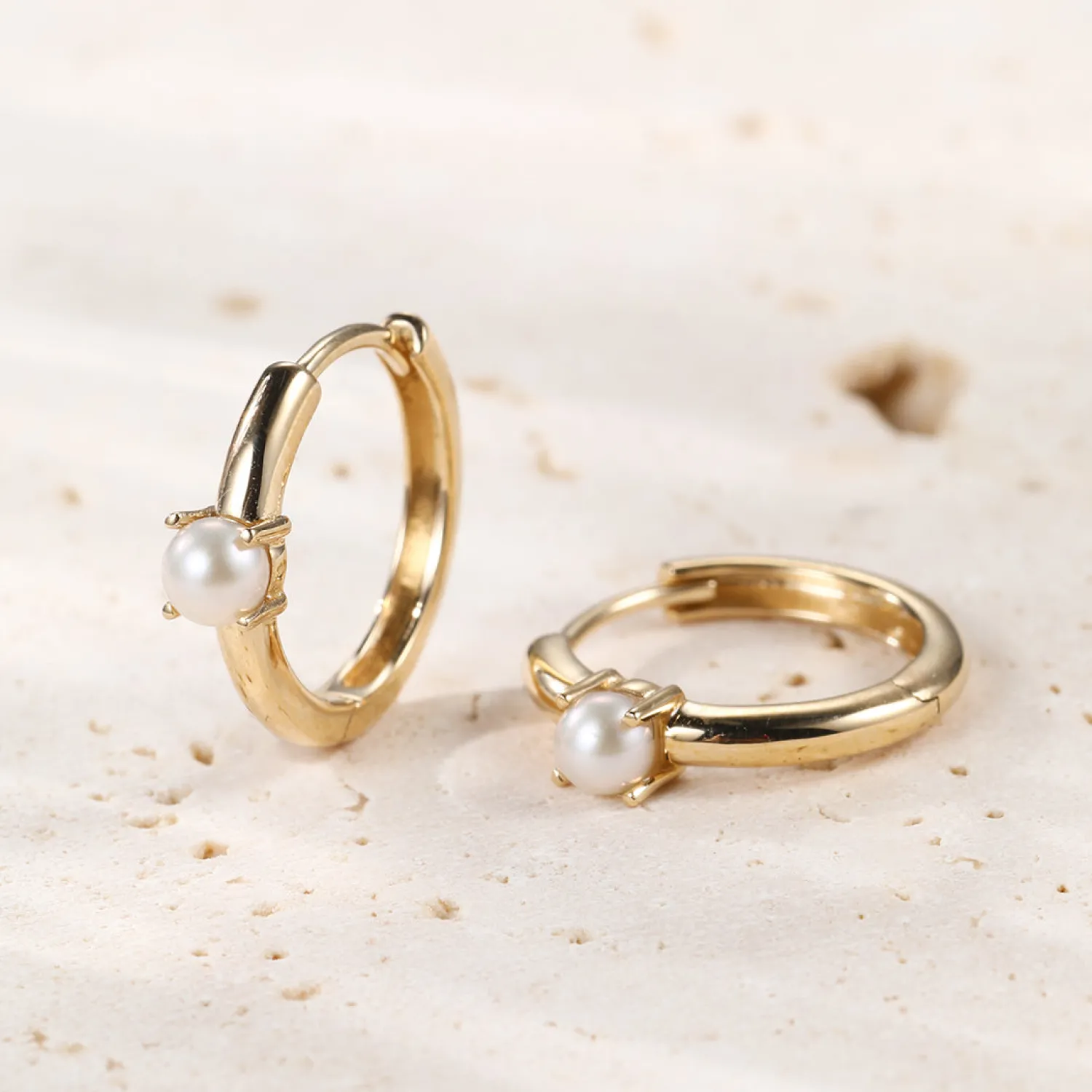 Creolen | Hey Happiness New Beginnings Pearl Huggie Earrings 14K Gold