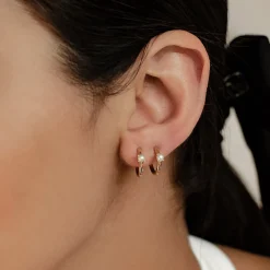 Creolen | Hey Happiness New Beginnings Pearl Huggie Earrings 14K Gold