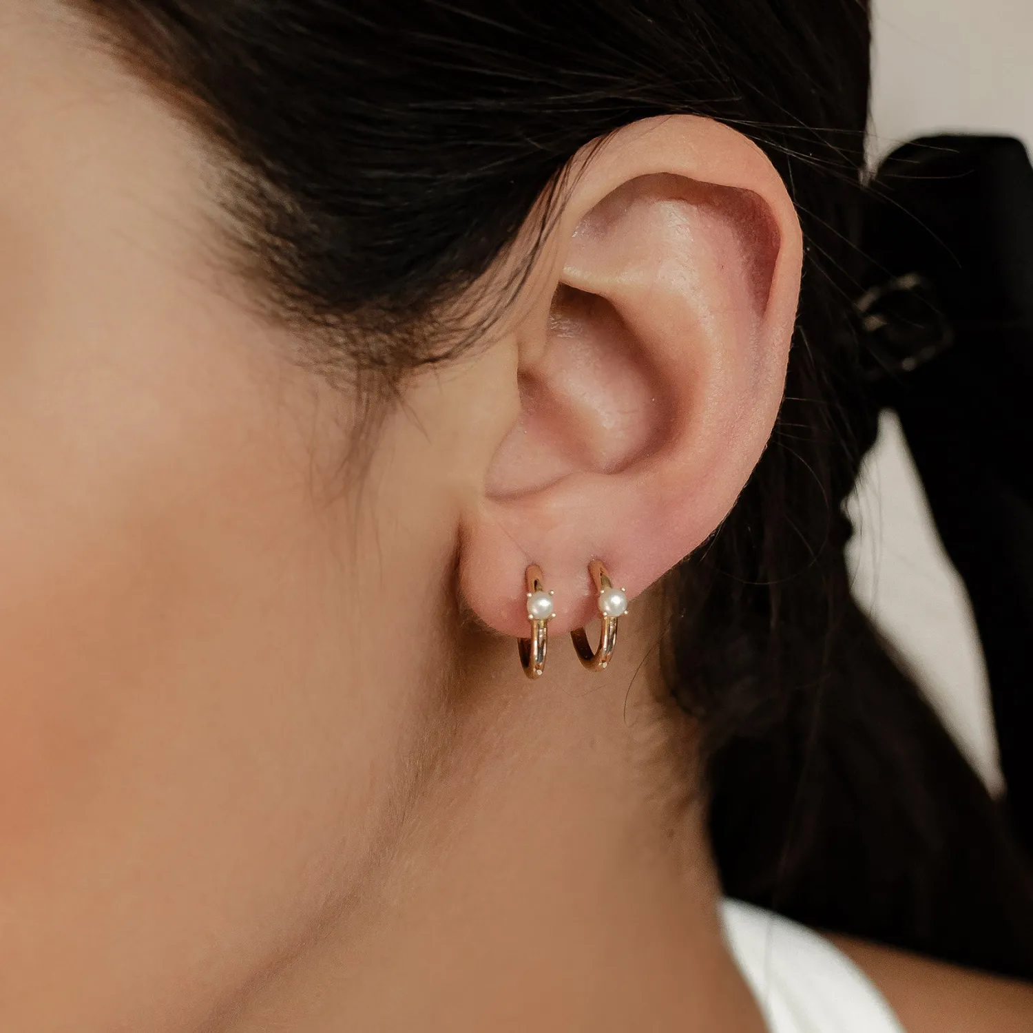 Creolen | Hey Happiness New Beginnings Pearl Huggie Earrings 14K Gold