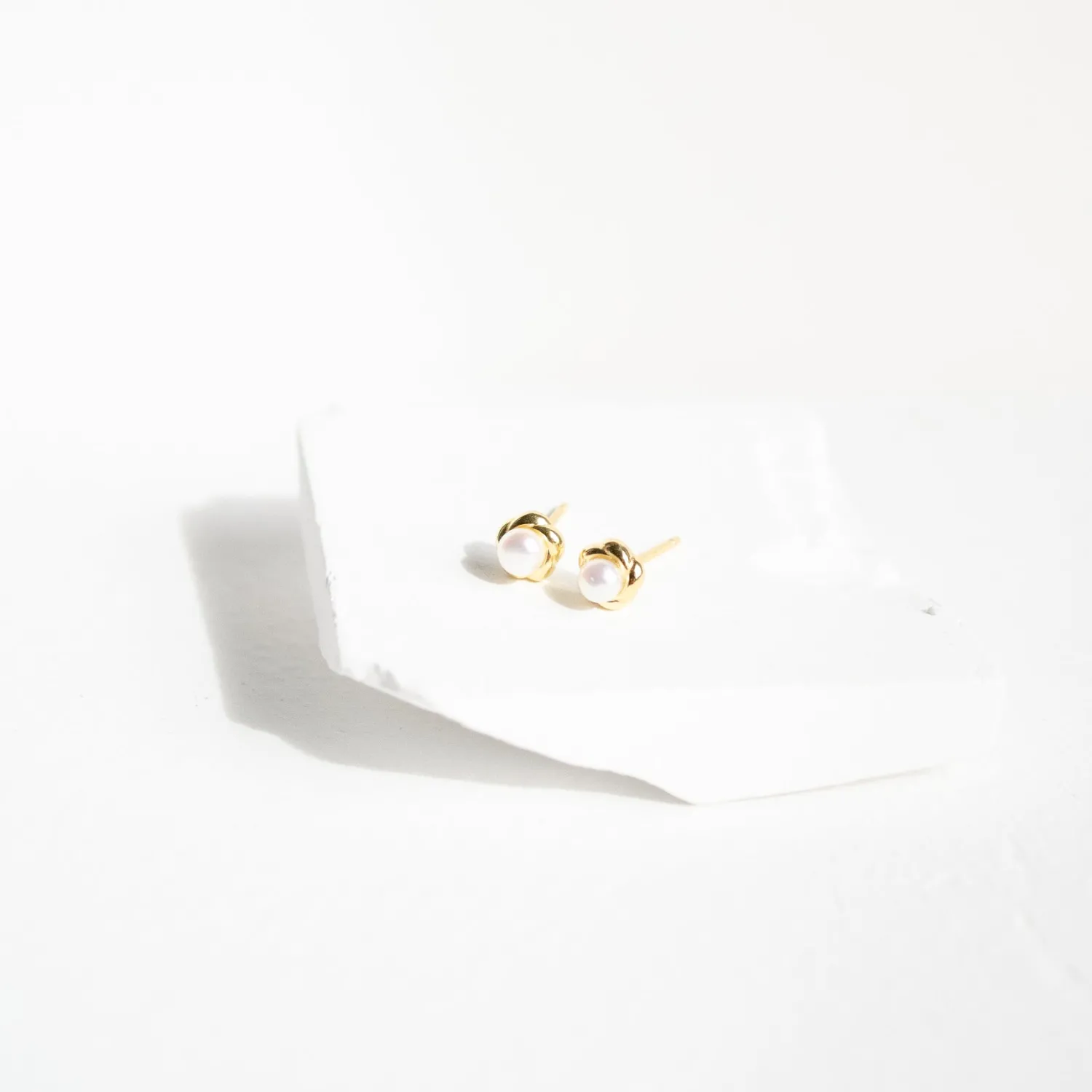 Ohrstecker | Perlenohrringe | Hey Happiness Perle Blütenblatt Ohrstecker aus Sterlingsilber in Gold