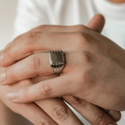 Auffällige Ringe | Hey Happiness Quadratischer Siegelring für Herren aus Edelstahl