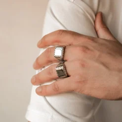 Auffällige Ringe | Hey Happiness Quadratischer Siegelring für Herren aus Edelstahl