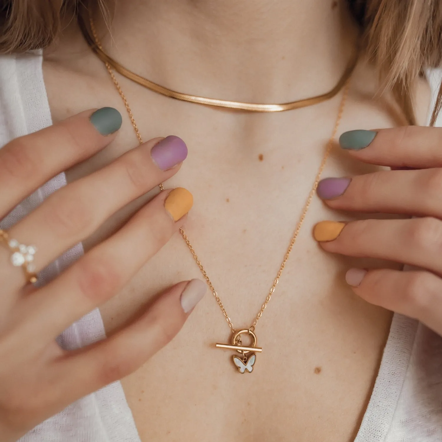 Filigrane Ketten | Hey Happiness Schmetterling Kette mit Knebelverschluss in Gold