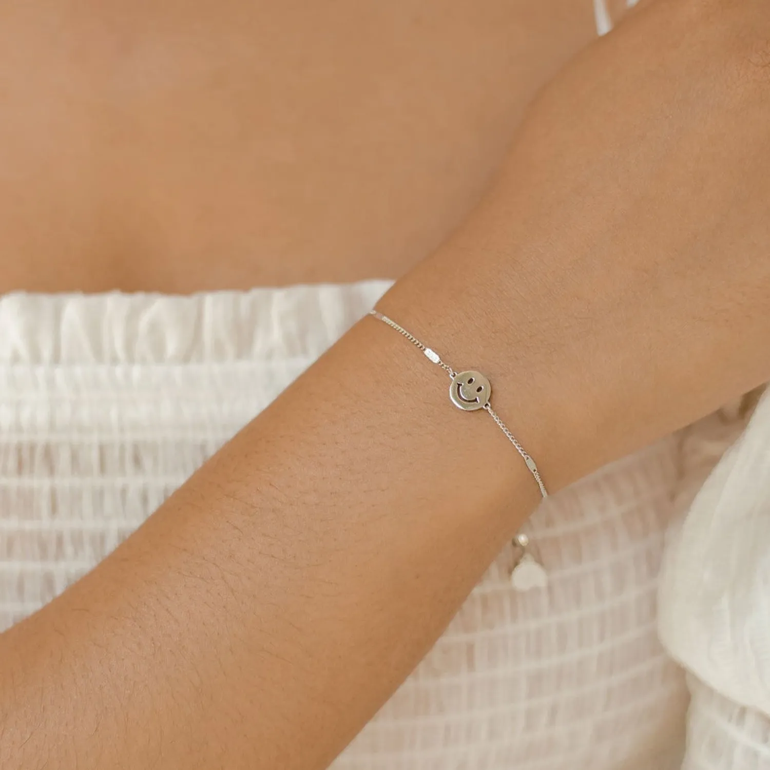 Charm Armbänder | Hey Happiness Smiley Gesicht Anhänger Armband in Silber Silver