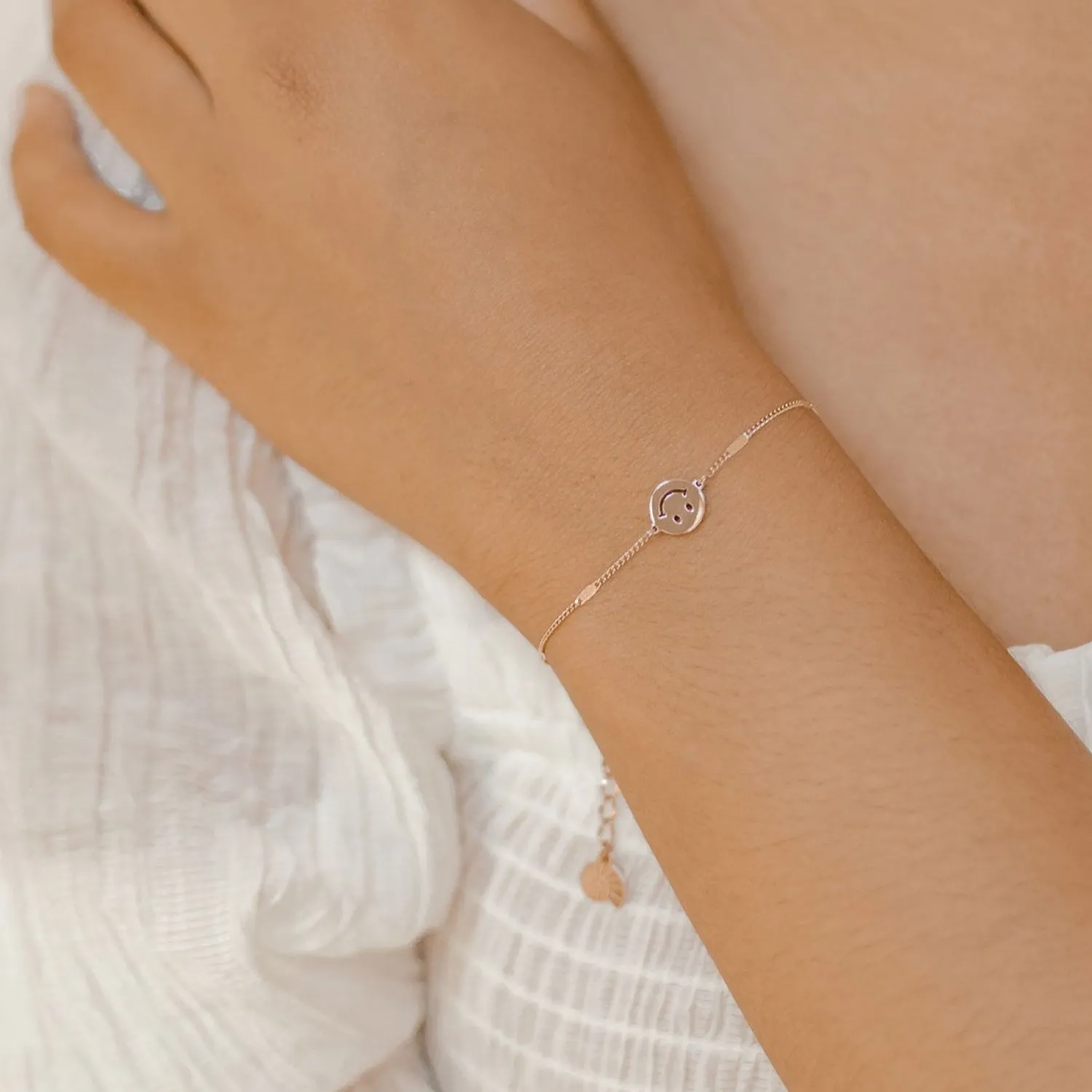 Charm Armbänder | Hey Happiness Smiley Gesicht Anhänger Armband in Rosegold Rose Gold
