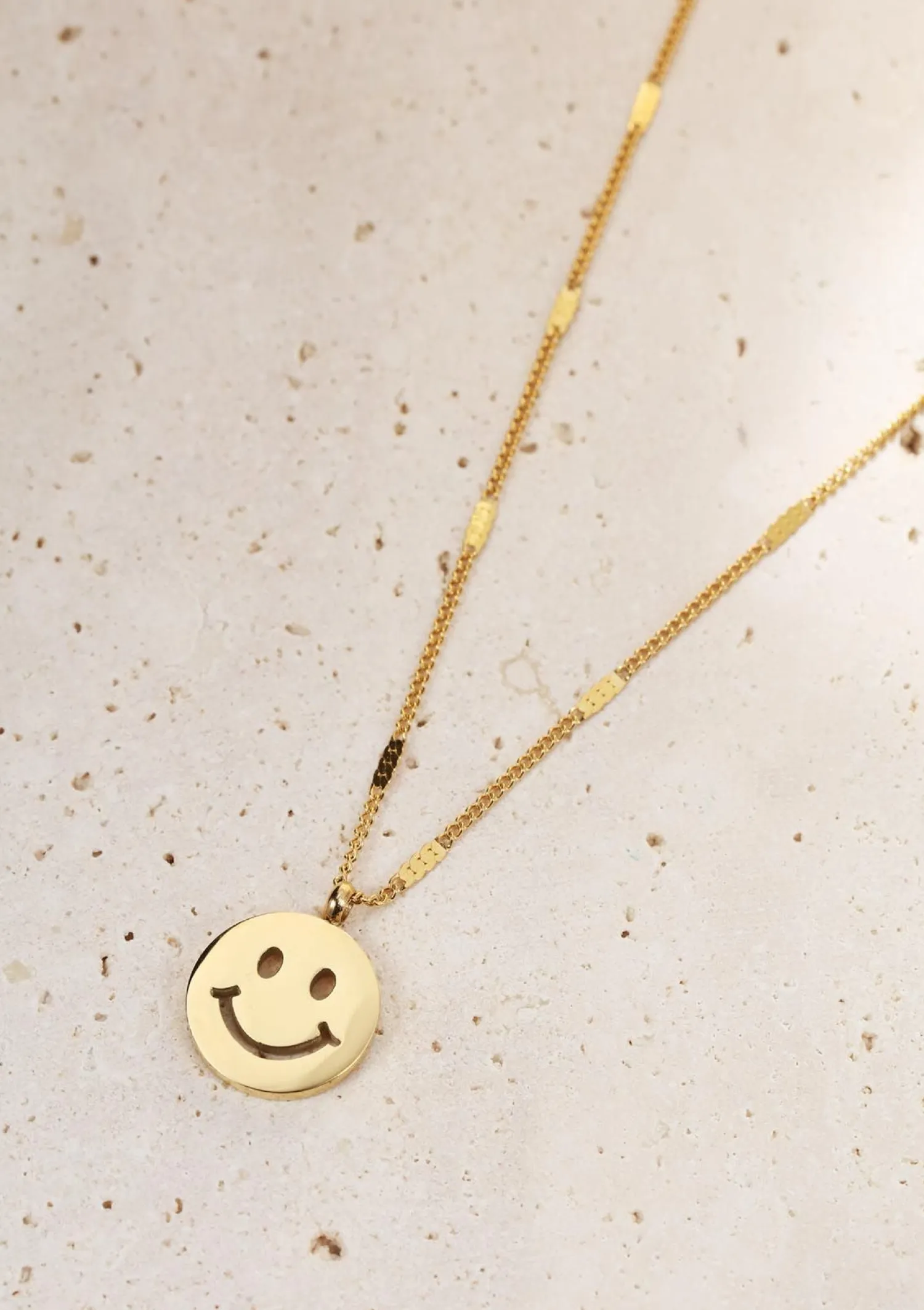 Filigrane Ketten | Hey Happiness Smiley Gesicht Anhänger Kette in Gold