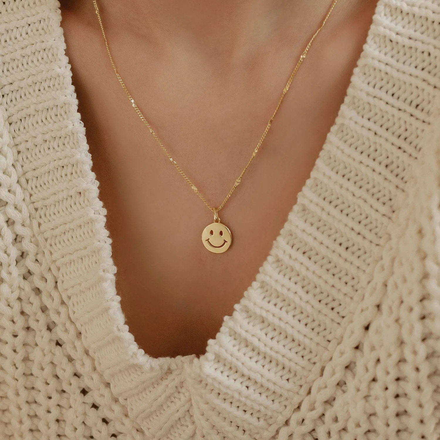 Filigrane Ketten | Hey Happiness Smiley Gesicht Anhänger Kette in Gold