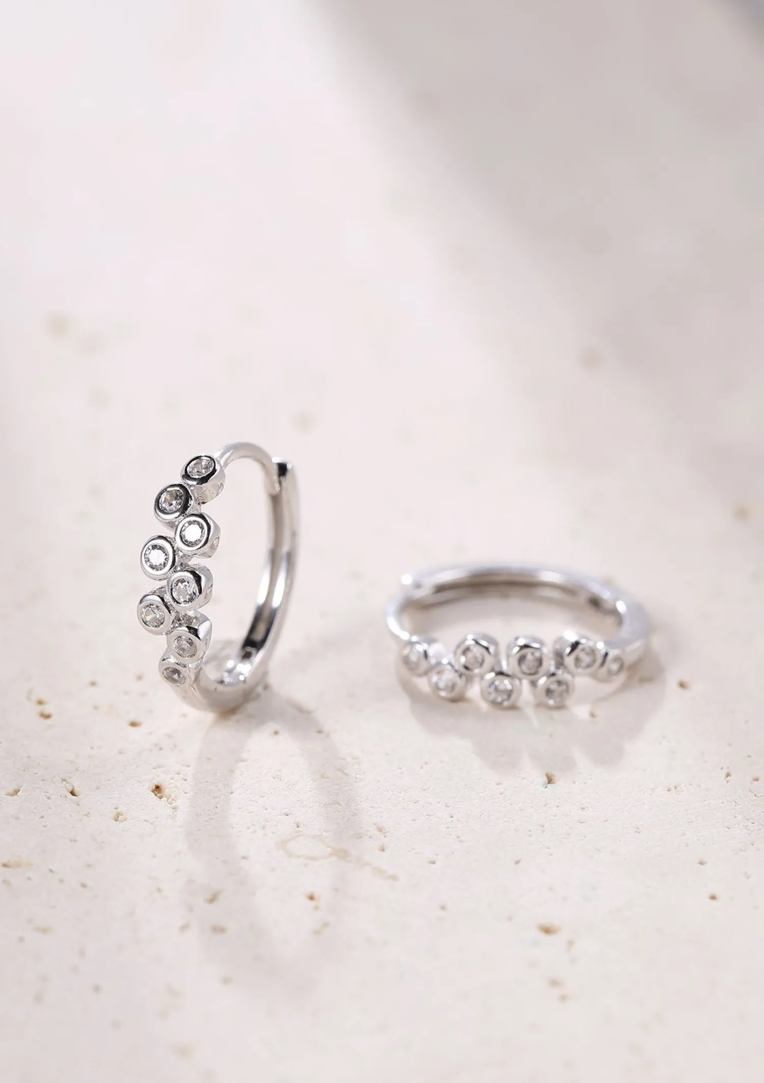 Huggie Ohrringe | Hey Happiness Spritzer Huggie Creolen aus Sterlingsilber Silver