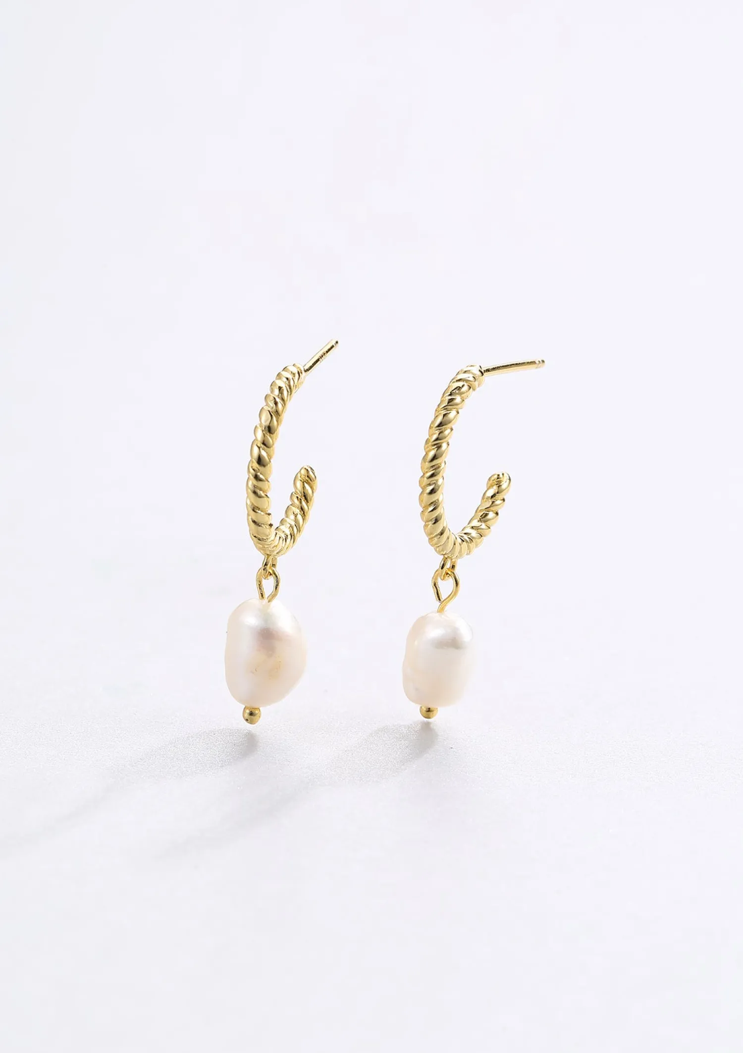 Perlenohrringe | Creolen | Hey Happiness Verdrehte Creolen mit Anhänger Perle Sterlingsilber in farbe Gold