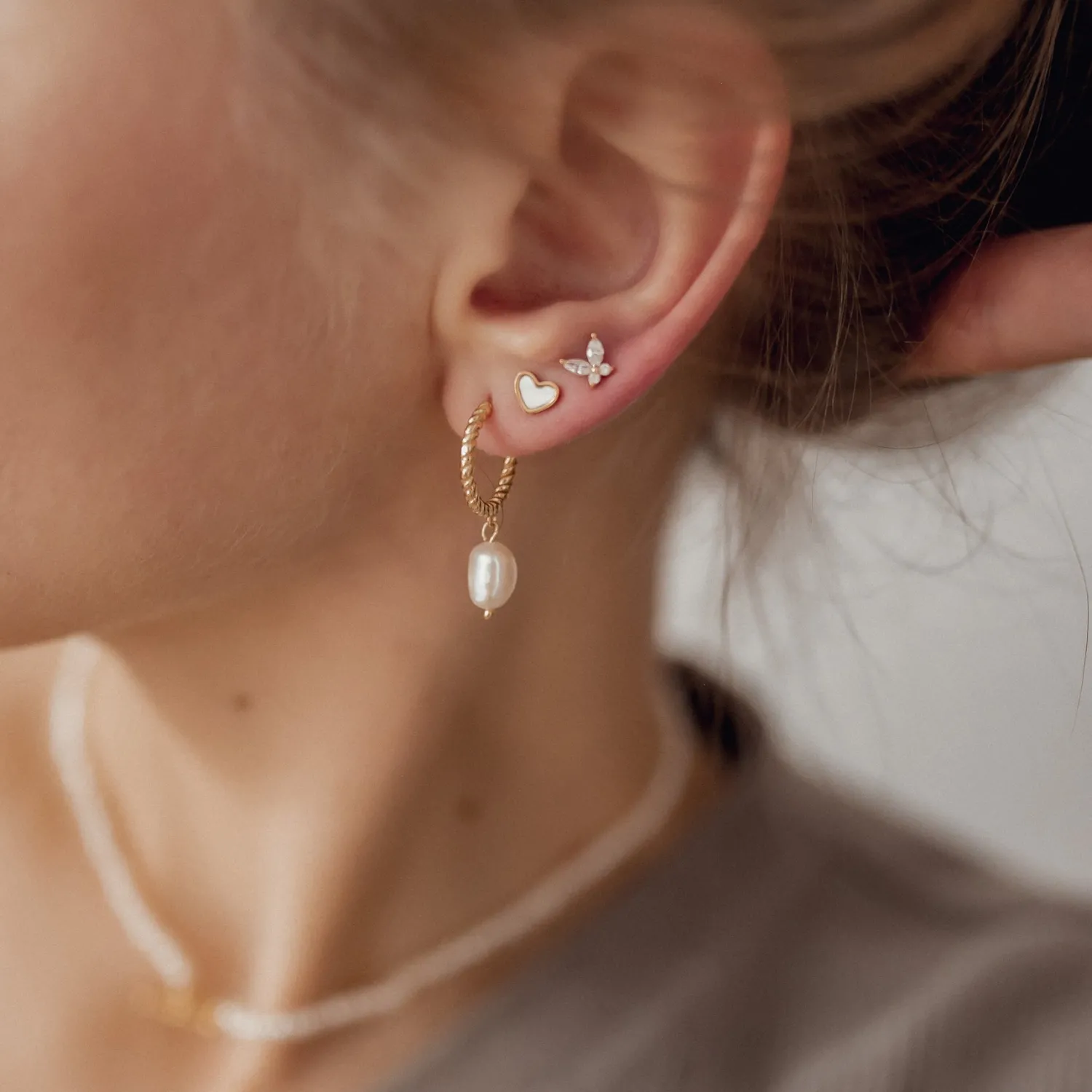 Perlenohrringe | Creolen | Hey Happiness Verdrehte Creolen mit Anhänger Perle Sterlingsilber in farbe Gold