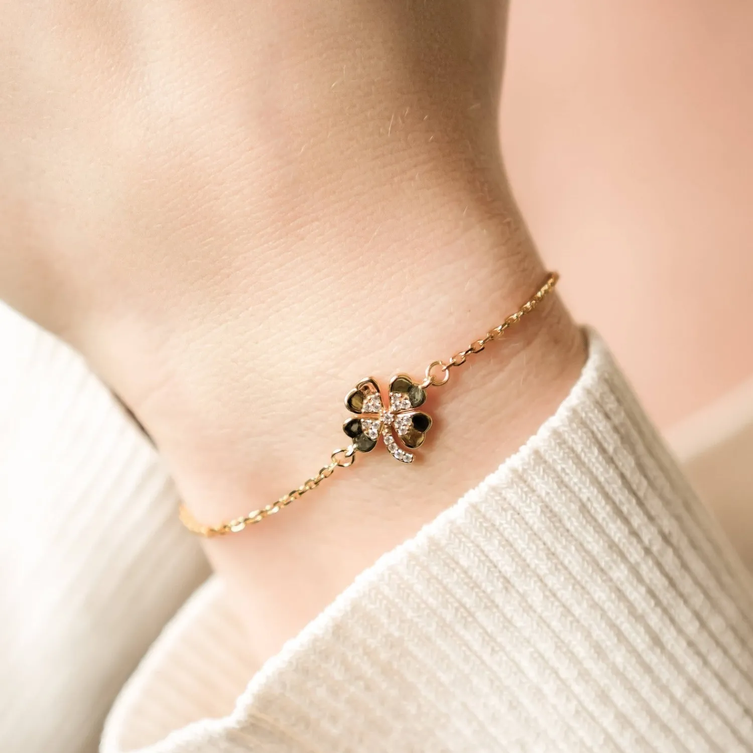 Charm Armbänder | Hey Happiness Vierblättriges-Kleeblatt-Armband aus Sterlingsilber