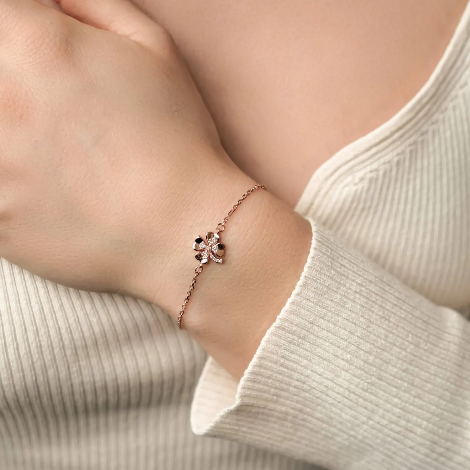 Charm Armbänder | Hey Happiness Vierblättriges-Kleeblatt-Armband aus Sterlingsilber