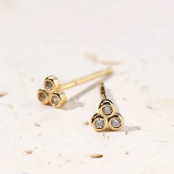 Ohrstecker | Hey Happiness Weiße Triad Ohrstecker aus Sterlingsilber in Gold