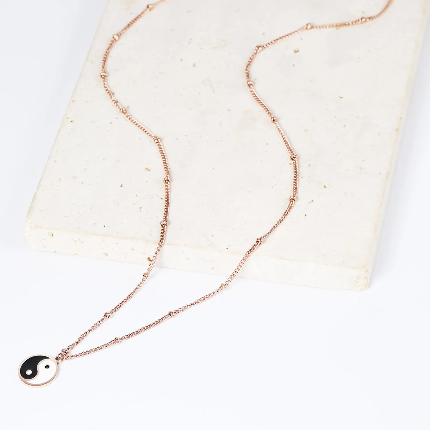 Filigrane Ketten | Hey Happiness Yin Yang Anhänger Kette im Kugelkette-Design in Rosegold Rose Gold