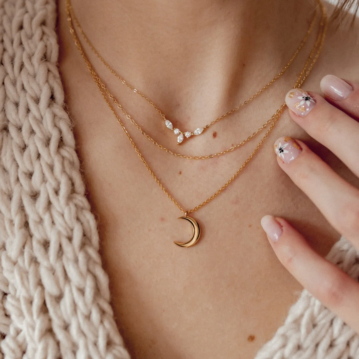 Filigrane Ketten | Hey Happiness Zarte Halbmond Kette in farbe Gold
