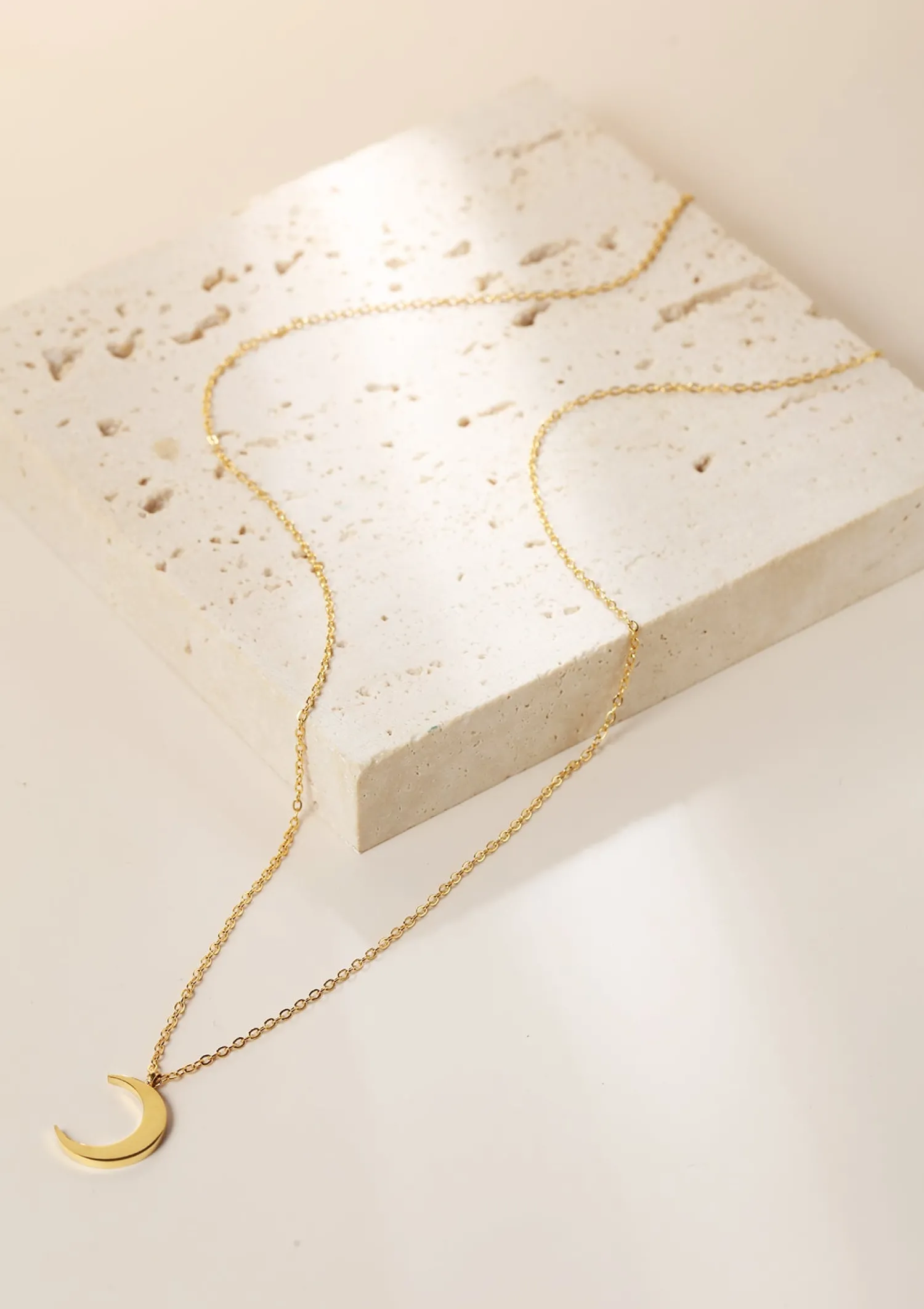 Filigrane Ketten | Hey Happiness Zarte Halbmond Kette in farbe Gold