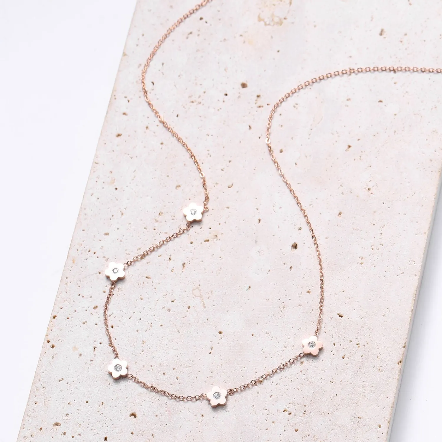 Necklace Sets | Filigrane Ketten | Hey Happiness Zierliche Blume Charm Kette in Rosegold Rose Gold