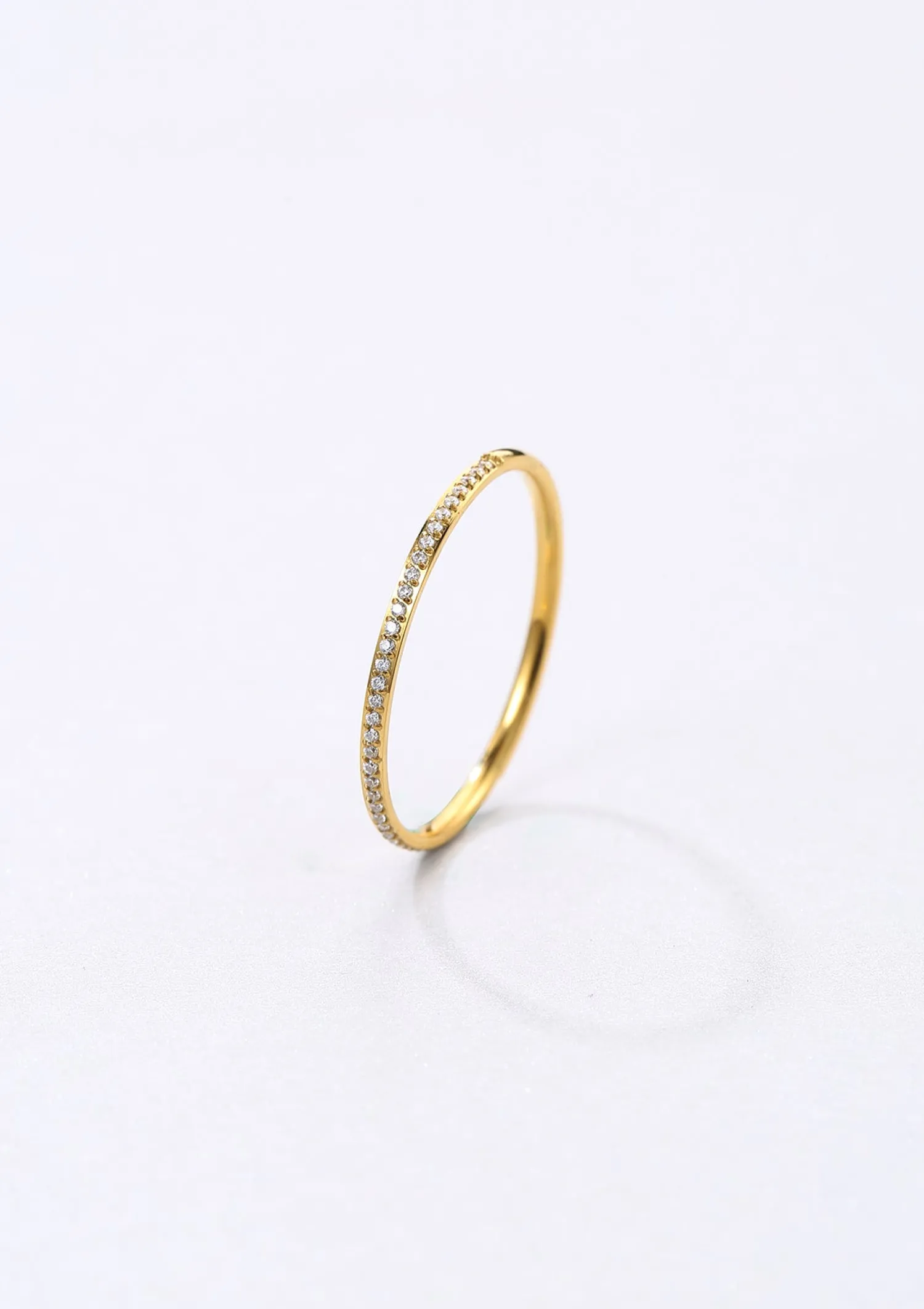 Schlichte Ringe | Hey Happiness Zierlicher Ring mit Schmucksteinen Vergoldet