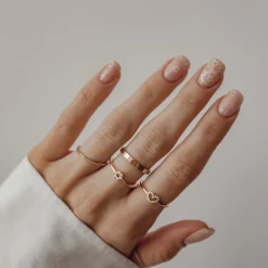 Schlichte Ringe | Hey Happiness Zierlicher Ring mit Schmucksteinen Vergoldet
